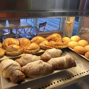 Empanadas,pan de bonos y chocolate croissants