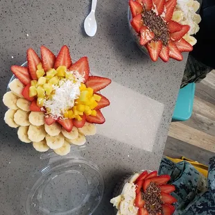 Large bowl acai base chunky monkey topping, large bowl acai base aloha topping, small bowl acai base with chunky monkey topping