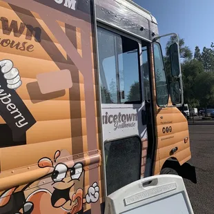 a food truck parked in a parking lot