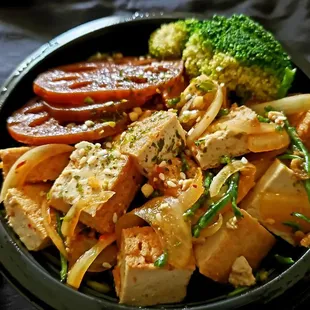 Green tea soba salad with tofu poke