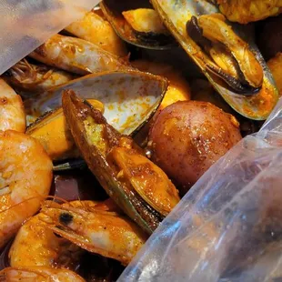 Shrimp and green mussels  Min