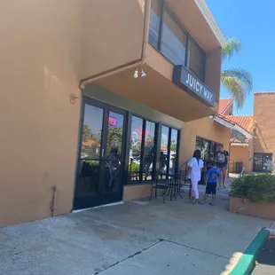 the outside of a restaurant