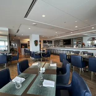 Jula's Veuve Lounge seats 34+