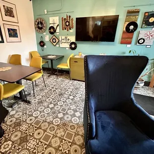 Love the colors and textures that they use in this room!