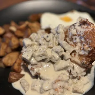 Fried chicken &amp; waffles with potatoes