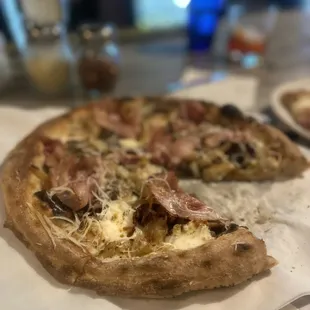 Roasted garlic and mushroom pizza. A must try!!