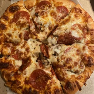Small pizza with mushrooms and pepperoni- the pizza is very good . 1/3/20