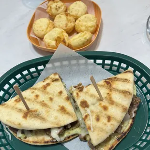 Steak sandwich &amp; pan de queso