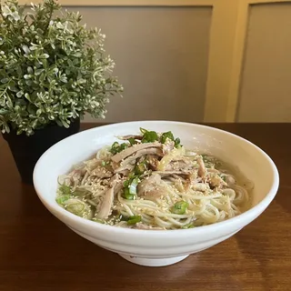 鸡丝汤面Chicken Noodle