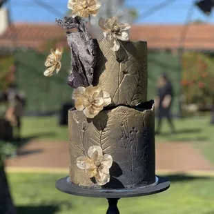 Black and gold wedding cake