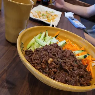 zhajiangmian / Noods w meat and bean sauce