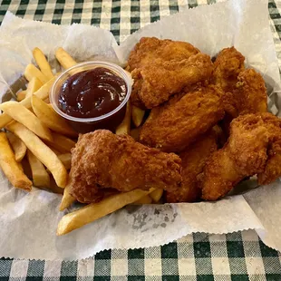 Chicken wings and fries dinner