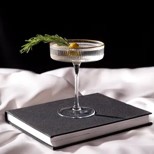 Classico - Robust and flavorful gin cocktail with herbaceous elegance and briny undertones