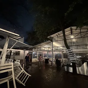 the outside of a restaurant at night