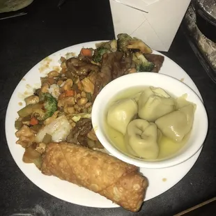 11. Beef with Broccoli Lunch, chicken cashew, 15.wonton soup, 1. Egg Roll