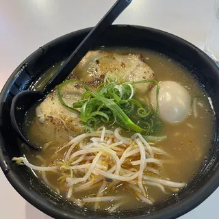 Rich Garlic Ramen