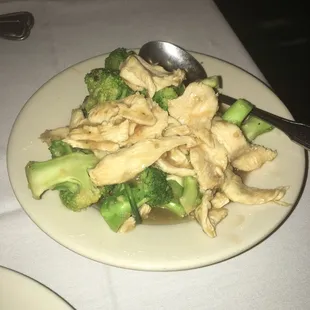 Chicken in broccoli in white sauce