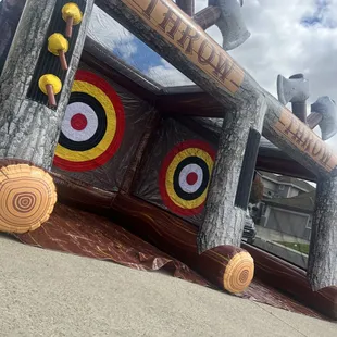 Dual lane inflatable Axe throw.  Perfect for large Corporate Church and Family Events. 
(Dimensions: 16x22x14)