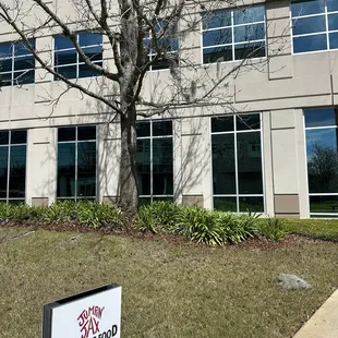 Sign to restaurant (in business building)