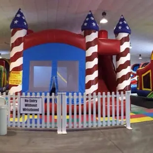 The main gate at jumpy jump land, Andvoer
