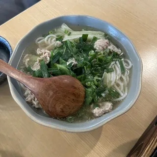 Chicken Soup Rice Noodle (contains pork )