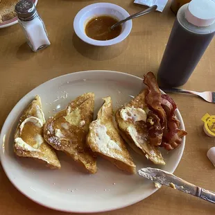 French toast w 2 bacon.
