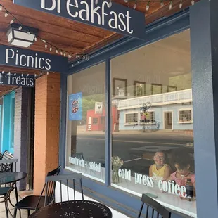 the outside of the restaurant