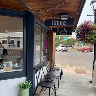 the outside of the restaurant