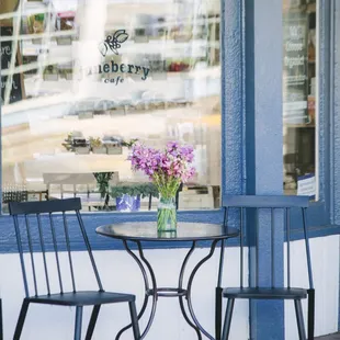 dogs are welcome at our sidewalk tables