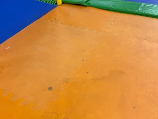 Jumping World - Garland