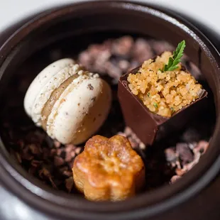 Petit Four: Yakgwa | Bonbon au Chocolat | Perilla Macaron