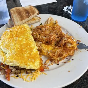 an omelet and hash browns