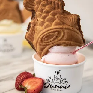 Ice Cream in a Cup with Taiyaki Cone  - Milk / Strawberry / Taro / Pineapple