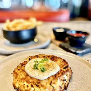 Maryland Crab cake &amp; pommes frites (Mayo &amp; ketchup on the side)