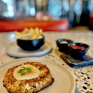 &quot;Maryland Crab cake &amp; pommes frites&quot; Moi fave OuiOui.