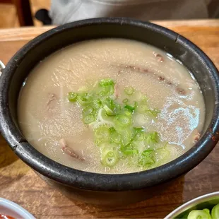 Juntong sullung tang (traditional ox bone soup)