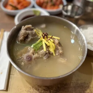 Kkori gom tang (oxtail soup)