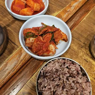 choice of white or mixed rice...great gatoogi kimchi...2nds please