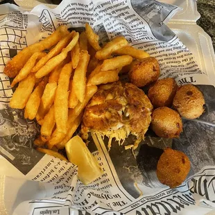 The Maryland lump crab special with 2 sides, very good and I can say it's just like Maryland crab cakes or better since it's closer!