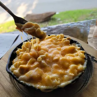 acaroni and cheese in a skillet