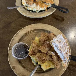 wo plates of food on a table