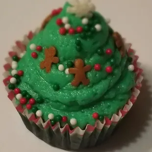 a christmas tree cupcake