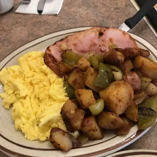 Ham and Eggs with country potatos