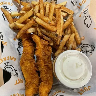 Kids meal (2 tenders, fries, sauce and a juice)