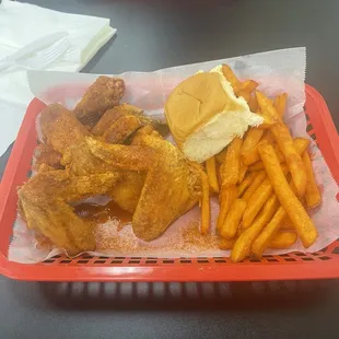 6 wings with sweet potatoes fries