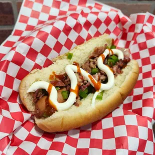 Bacon Jalapeño Dog.
All beef hotdog, Bacon, Jalapeño, cream cheese, sriracha