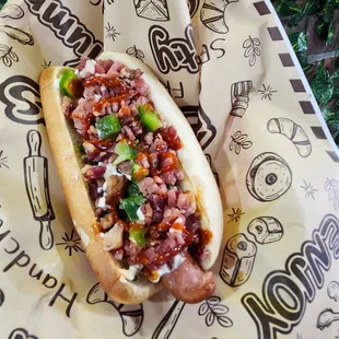 Bacon jalapeno dog
All beef hot dog, diced jalapenos, bacon bits, cream cheese, drizzle of sriracha