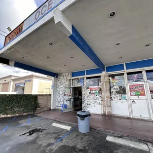 the outside of the restaurant
