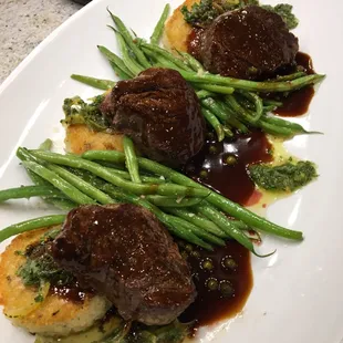 a plate of meat and green beans