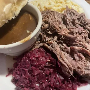 Der Sauerbraten schmeckt gut!